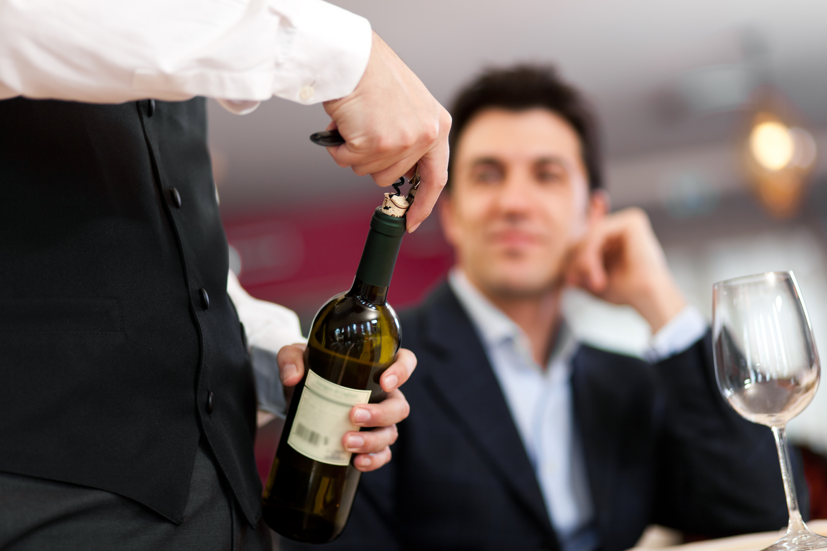 ATENDIMENTO É FATOR-CHAVE DE SUCESSO EM BARES E RESTAURANTES