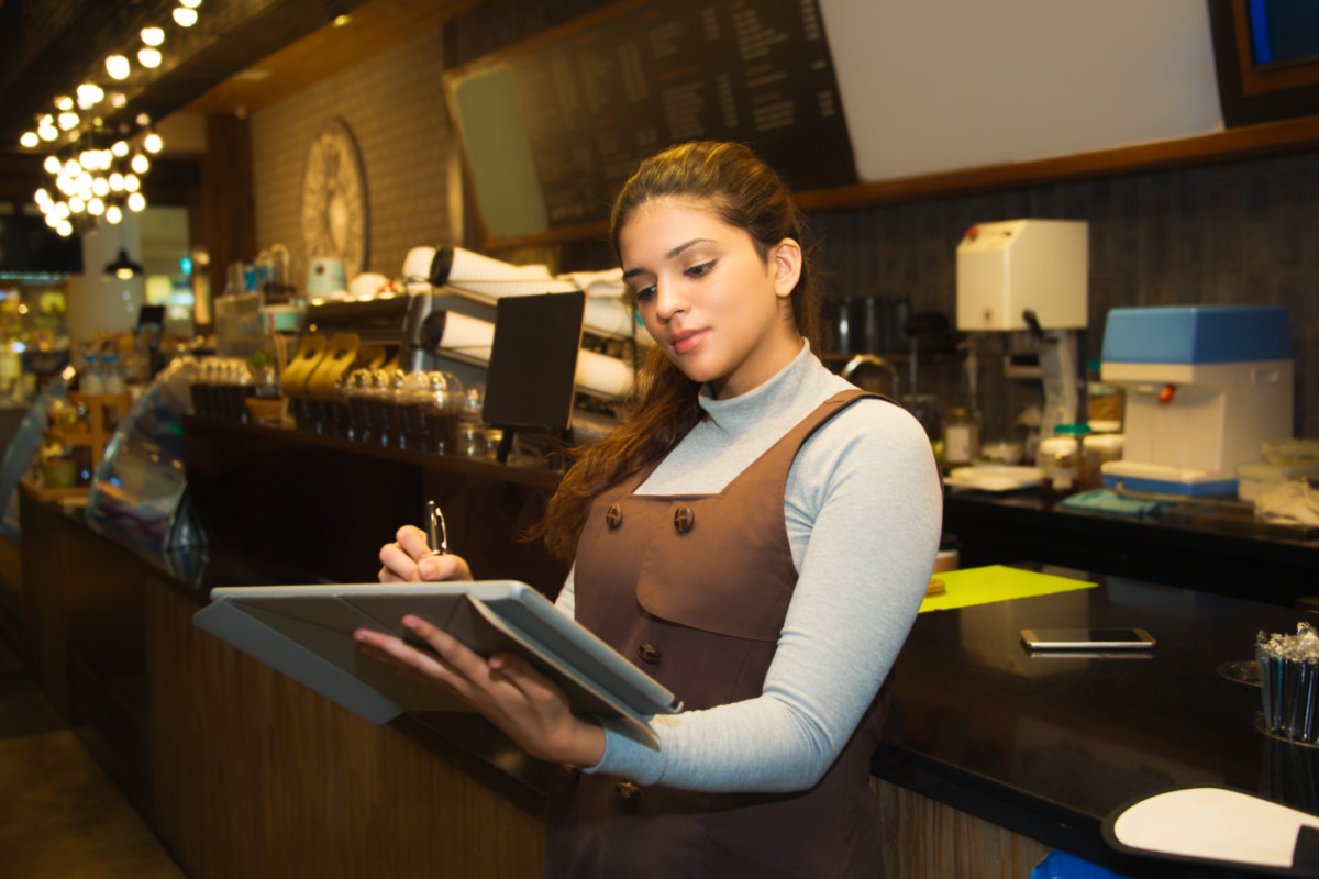 Treinamento de atendimento ao cliente: por que é essencial no varejo alimentício?
